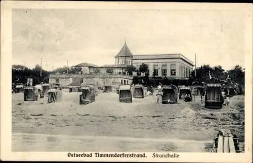 Ak Timmendorfer Strand in Ostholstein, Blick über den Strand zur Strandhalle