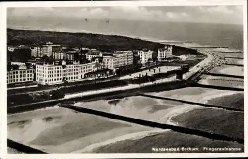 Ak Insel Borkum Ostfriesland, Panorama vom Ort, Strand m. Abtrennungen, Fliegeraufnahme 