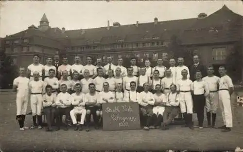 Foto Ak Zwickau in Sachsen, Staatlicher Vorturner-Lehrgang 1920, Turner, Männergruppe vor Gebäude