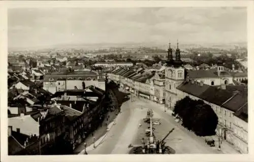 Ak Hradec Králové Königgrätz Stadt, Gesamtansicht, Platz, Denkmal