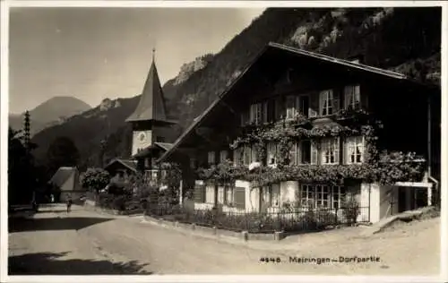 Ak Meiringen Kt. Bern Schweiz, Dorfpartie, Straße, Kirchturm, Wohnhaus