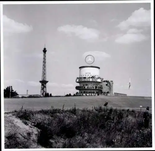 Foto Berlin Westend, Bert Sass, Avus Rennen 1951, Motorrad an der Nordkurve, Motel, Funkturm