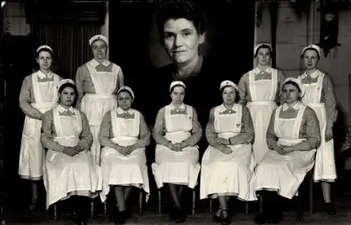 Foto Ak Gruppenbild der Krankenschwester, Im Hintergrund Frau-Porträt