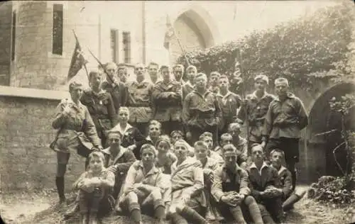 Foto Ak Hannover in Niedersachsen, Gruppenbild der Jungen in Uniformen, Fahnen