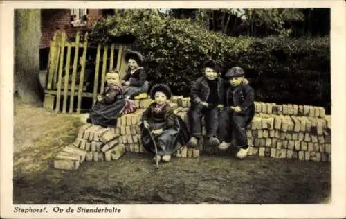 Ak Staphorst Niederlande, Op de Stienderbulte, Kinder in Tracht