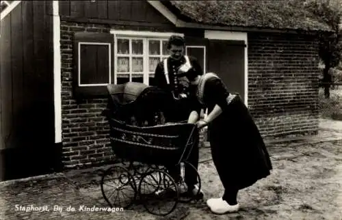 Ak Staphorst Overijssel Niederlande, Kinderwagen, Frau in Tracht