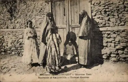 Ak Thessaloniki Saloniki Griechenland, türkisches Viertel, Frauen und Mädchen vor einem Tor