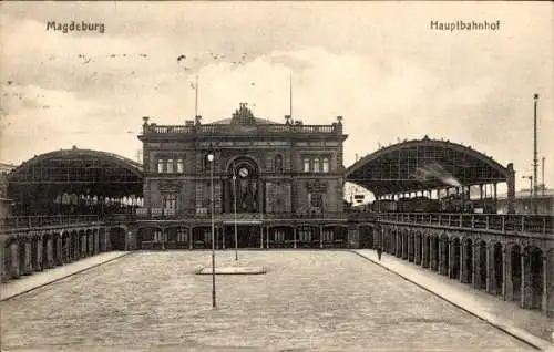 Ak Magdeburg in Sachsen Anhalt, Hauptbahnhof, Straßenseite, Vorplatz, Dampflok