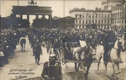 Ak Berlin Mitte, Einbringung der eroberten Geschütze, Brandenburger Tor, Unter den Linden, 1914