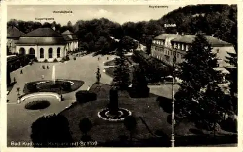 Ak Kudowa Zdrój Bad Kudowa Schlesien, Kurpark mit Schloss, Eugenquelle, Schloss, Wandelhalle