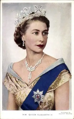 Ak Königin Elizabeth II., Portrait, Schmuck, Krone