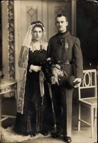 CdV Deutscher Soldat in Uniform, Standportrait mit Braut, Schleier