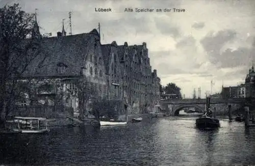 Ak Hansestadt Lübeck, Alte Speicher an der Trave, Brücke