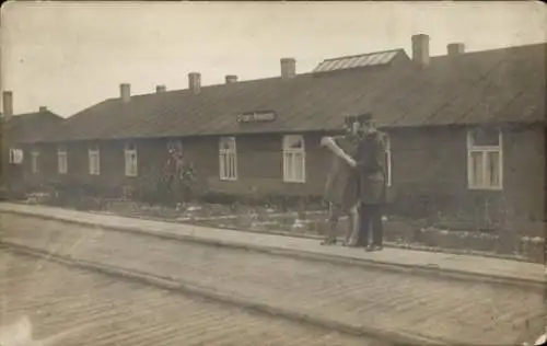 Foto Ak Cheb Eger Region Karlsbad, kuk Soldaten in Uniform, Baracken, 1916