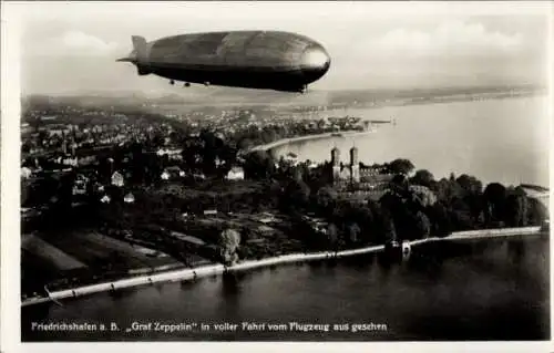 Ak Friedrichshafen am Bodensee, Luftschiff LZ 127 Graf Zeppelin in voller Fahrt, Fliegeraufnahme