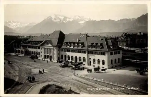 Ak Thun Kanton Bern Schweiz, Bahnhof, Straßenseite