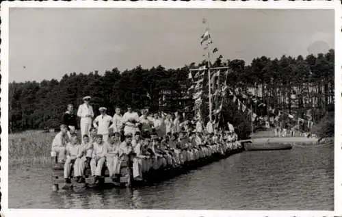 Foto Ak Deutsche Marinesoldaten, Seeleute, Steg, Fahnen