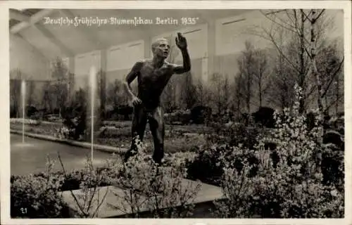 Foto Ak Berlin, Deutsche Frühjahrs Blumenschau Berlin 1935, Brunnen, Statue Mann