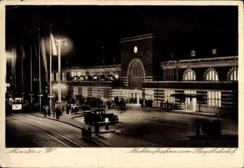 Ak Münster in Westfalen, Blick auf den Bahnhof bei Nacht, Straßenbahn, Auto