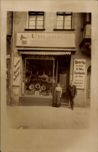 Foto Ak Geschäft Fast Umsonst, Schaufenster, Frau, Mann, Schallplatten