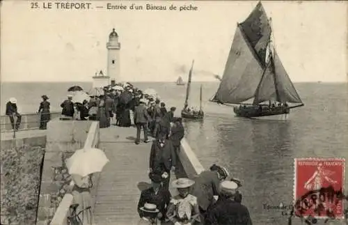 Ak Le Tréport Seine Maritime, Entree d'un Bateau de peche