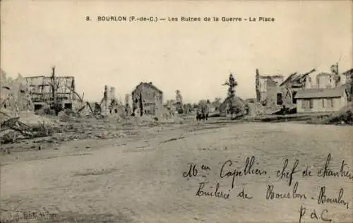 Ak Bourlon Pas de Calais, Les Ruines de la Guerre, Place