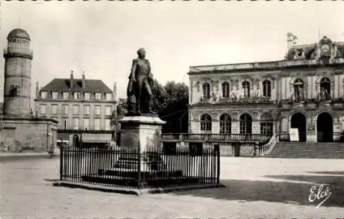 Ak Brive la Gaillarde Corrèze, Place du 14 Juillet, Statue Marechal Brune