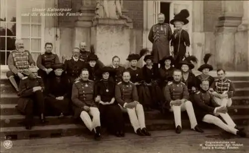 Ak Kaiserpaar mit der kaiserlichen Familie, Kaiser Wilhelm II, Kaiserin Auguste Viktoria, Prinzen