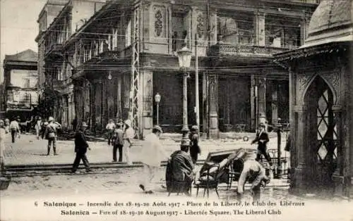 Ak Thessaloniki Griechenland, Place de la Liberté, le Club de Liberaux, Zerstörungen n. Brand 1917