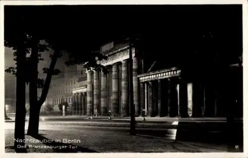 Ak Berlin Mitte, Brandenburger Tor bei Nacht