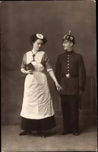 Foto Ak Deutscher Soldat in Uniform, Frau-Porträt