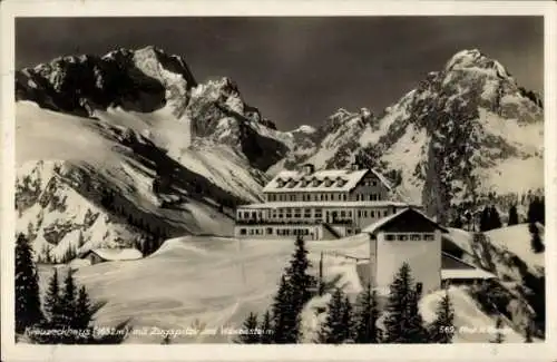 Ak Garmisch Partenkirchen, Kreuzeckhaus gegen Zugspitze und Waxenstein