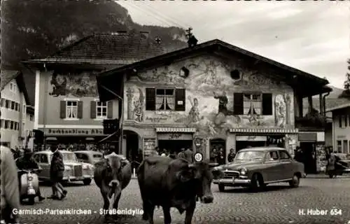 Ak Garmisch Partenkirchen in Oberbayern, Straßenidylle, Kühe, Buchhandlung Adam