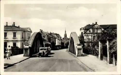 Ak Bad Lausick in Sachsen, Blick vom Bad zur Stadt, Brücke, Auto