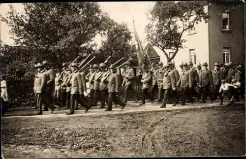 Foto Ak Rußdorf ?, Schützenfest, Schützenzug