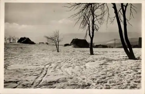 Ak Klingenthal im Vogtland Sachsen, Spuren im verharschten Schnee, Häuser, Aschberg