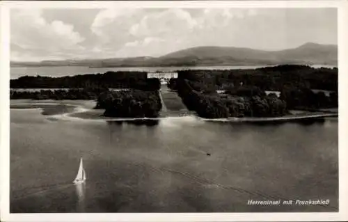 Ak Herrenchiemsee Herreninsel Chiemsee Oberbayern, Fliegeraufnahme mit Prunkschloss