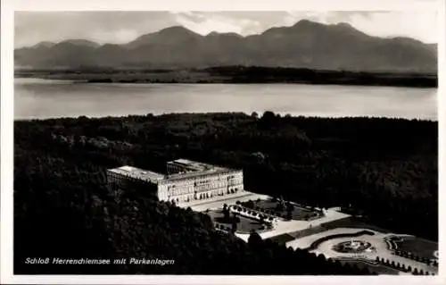 Ak Herrenchiemsee Herreninsel Chiemsee Oberbayern, Fliegeraufnahme Schloss mit Parkanlagen