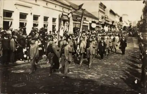 Foto Ak Beograd Belgrad Serbien, Fest, Festzug, Marschierende Männer in Trachten