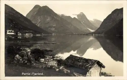 Ak Fjaerland Norwegen, Holzhütte am Wassser, Fjord, Gebirge