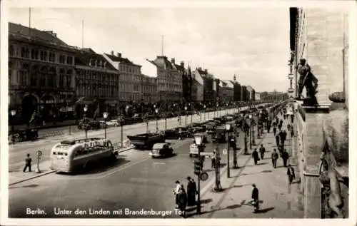 Ak Berlin, Straße Unter den Linden mit Brandenburger Tor