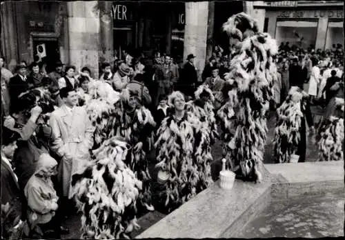 Foto Ak Personen in Kostümen, Karneval