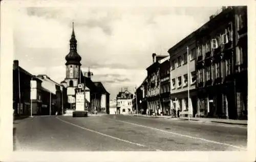 Ak Sokolov Falkenau an der Eger Reg. Karlsbad, Straßenpartie im Ort, Kirche