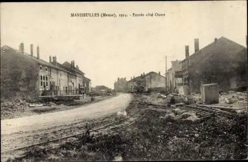 Ak Manheulles Lothringen Meuse, Entrée cote Ouest, Straßenpartie, Schienen