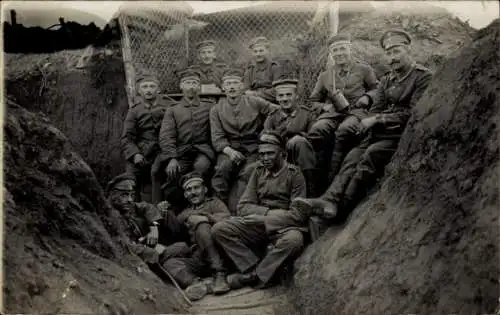 Foto Ak Deutsche Soldaten in Uniformen, Schützengraben, I. WK