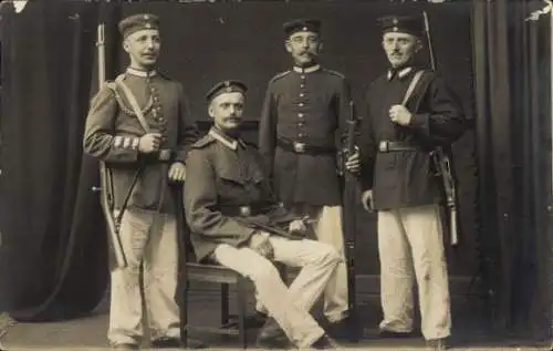 Foto Ak Deutsche Soldaten in Uniformen, Gruppenbild, Kaiserzeit