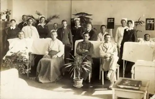 Foto Ak Deutsche Soldaten, Lazarett, Krankenschwestern, Gruppenbild, I. WK