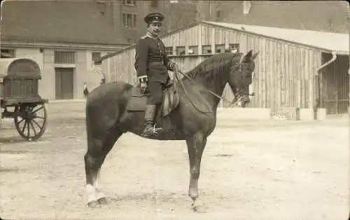 Foto Ak Deutscher Soldat zu Pferde, Kaiserzeit