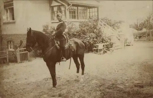 Foto Ak Deutscher Soldat in Uniform, Artillerie Kugelhelm, Pferd