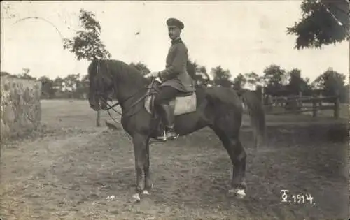 Foto Ak Deutscher Soldat in Uniform, Portrait auf einem Pferd, I. WK